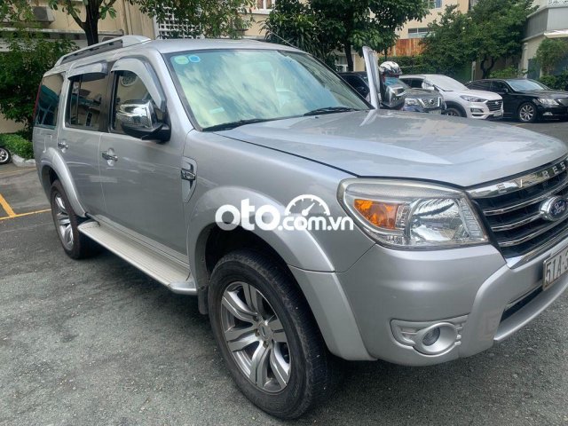 Cần bán gấp Ford Everest năm sản xuất 2012, màu bạc0