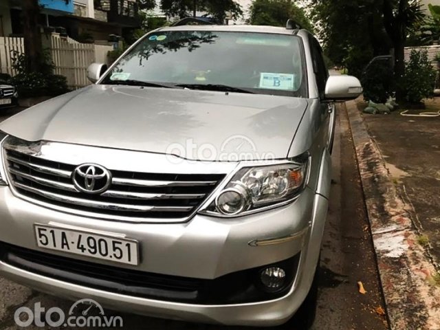 Cần bán Toyota Fortuner đời 2013, màu bạc còn mới