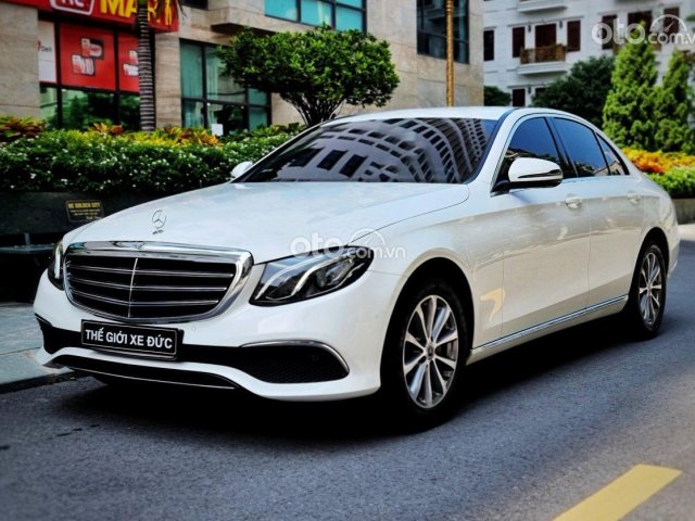 Cần bán Mercedes E200 năm sản xuất 2019, màu trắng0