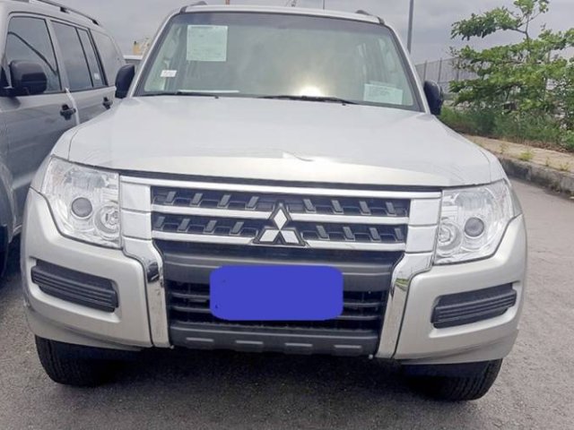 Cần bán Mitsubishi Pajero đời 2009, màu bạc, nhập khẩu Nhật Bản