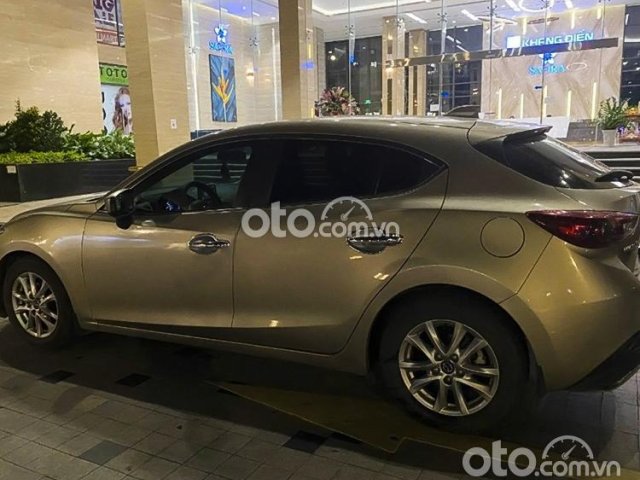 Cần bán gấp Mazda 3 sản xuất năm 2015, màu vàng0