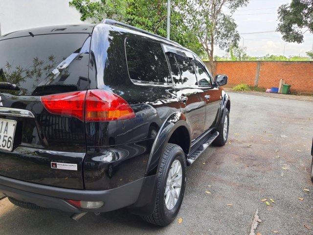 Cần bán lại xe Mitsubishi Pajero AT 2011, màu đen 2