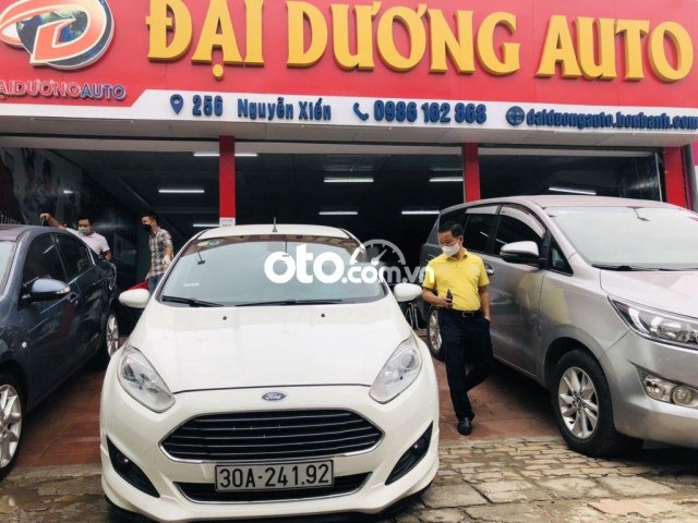 Bán Ford Fiesta năm sản xuất 2014, màu trắng còn mới0