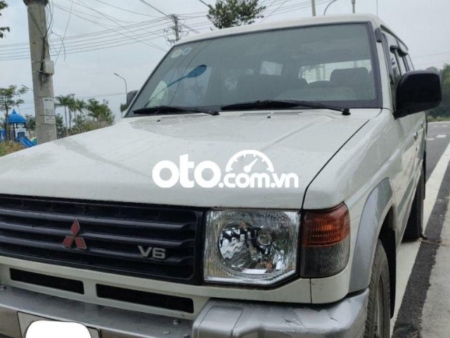 Xe Mitsubishi Pajero sản xuất 1999, màu bạc