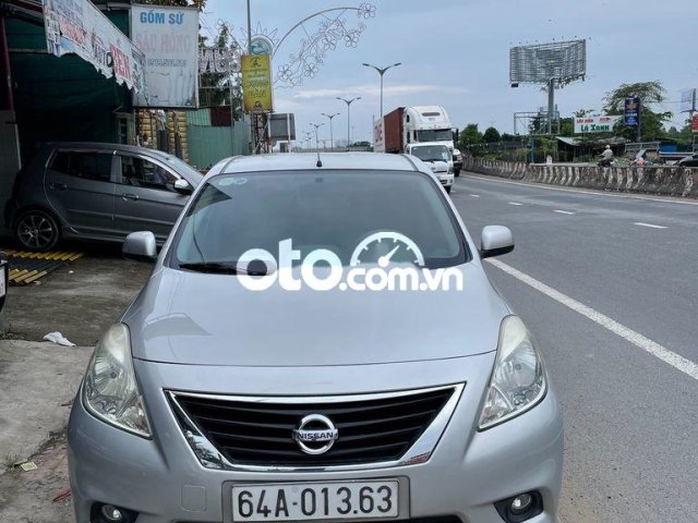 Bán xe Nissan Sunny đời 2013, màu bạc0