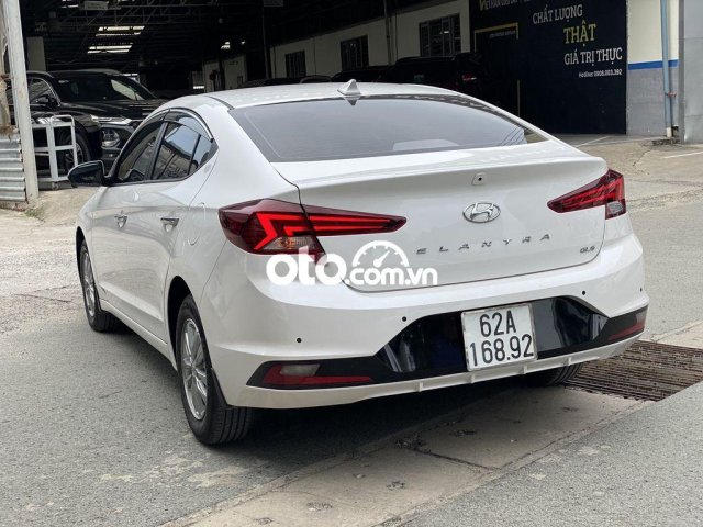 Cần bán Hyundai Elantra 1.6 đời 2019, màu trắng số sàn, giá chỉ 488 triệu0