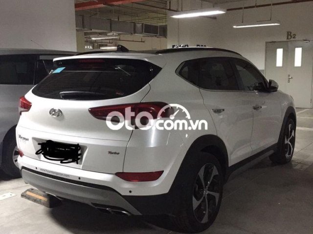 Cần bán xe Hyundai Tucson Turbo sản xuất 2018, màu trắng