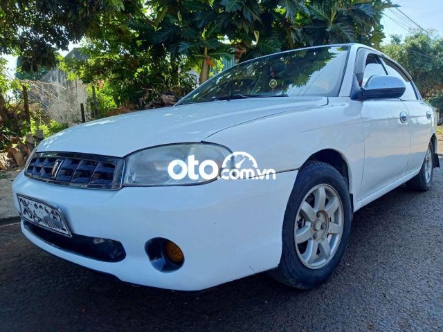 Cần bán Kia Spectra 2004, màu trắng  