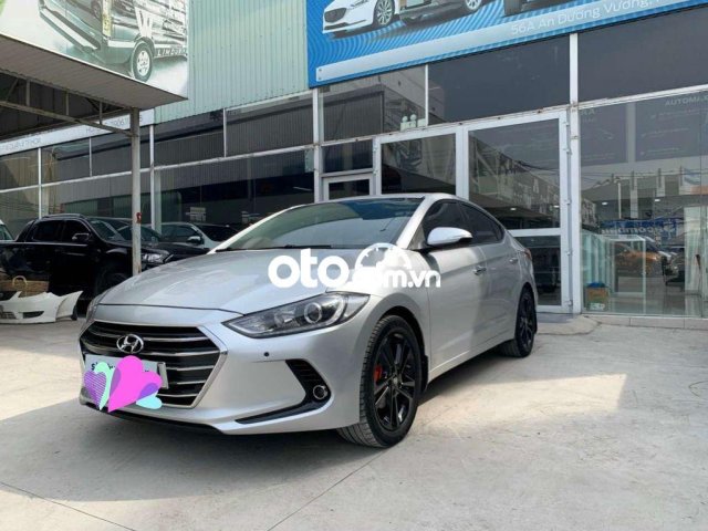 Cần bán gấp Hyundai Elantra 2.0L đời 2017, màu bạc còn mới  