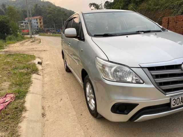 Bán Toyota Innova 2.0E 2015, màu bạc  