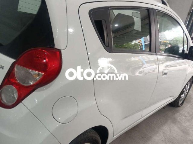 Cần bán gấp Chevrolet Spark LTZ đời 2016, màu trắng còn mới giá cạnh tranh0