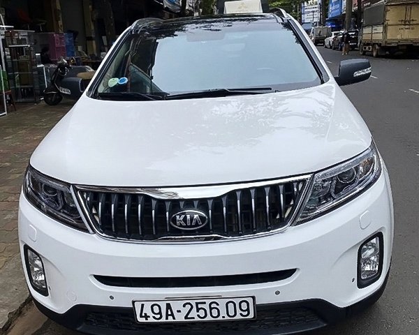 Cần bán lại xe Kia Sorento sản xuất 2019, màu trắng, giá chỉ 830 triệu