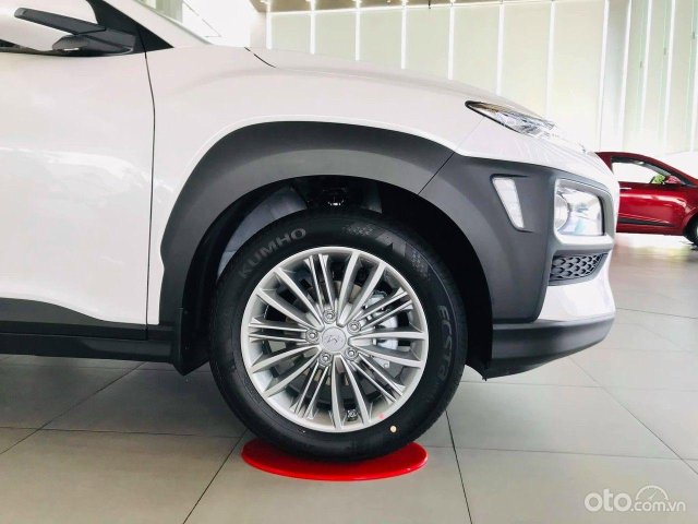 Hyundai Kona giảm tiền mặt tới 60tr, giá chỉ 595 triệu + phụ kiện 15 triệu0