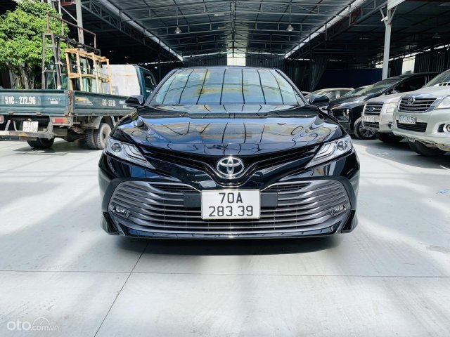 Bán xe Toyota Camry AT sản xuất năm 2020, xe màu đen, cực sang và mới, có trả góp0