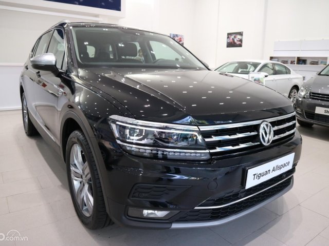 Volkswagen Tiguan Luxury S màu đen - nội thất cam đen - Xe có sẵn giao ngay