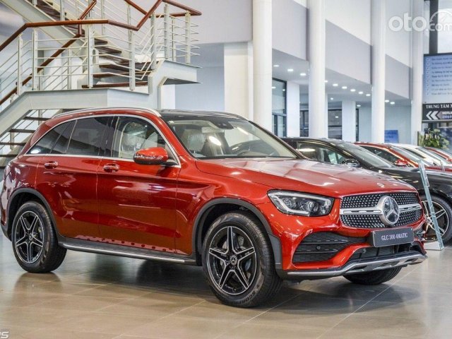 Mercedes-Benz GLC 300 4Matic, tặng 1 năm bảo hiểm, triết khấu lên tới 150 triệu, giao xe ngay