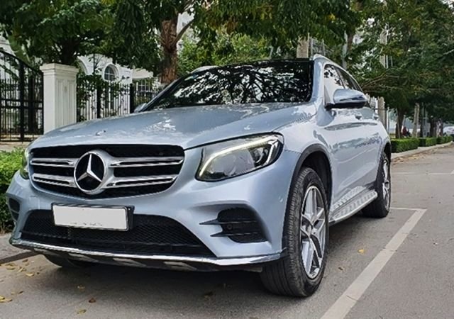 Bán xe Mercedes GLC300 4Matic đời 2016, màu bạc chính chủ0