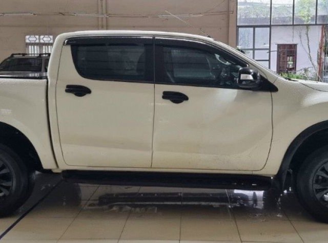 Bán xe Mazda BT 50 sản xuất năm 2015, màu trắng, nhập khẩu số tự động, 425 triệu