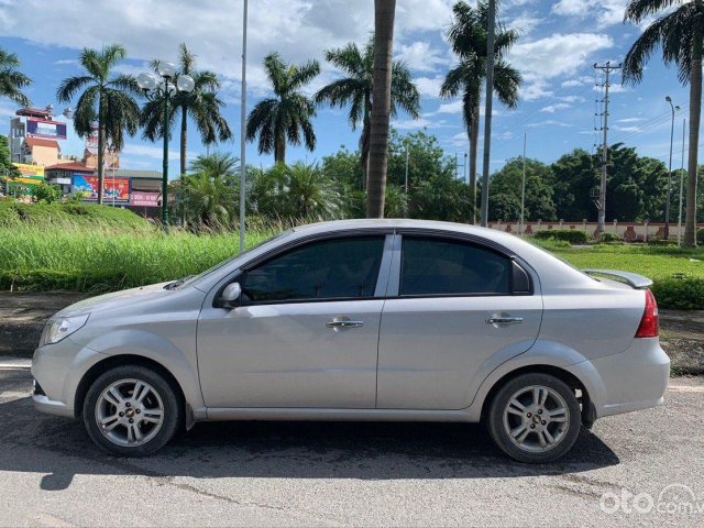 Cần bán lại xe Chevrolet Aveo AT năm 2016, màu bạc0