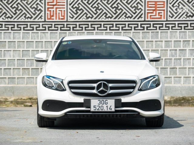 Tinh hoa chế tác Mercedes Benz E180 2020, màu trắng, mới chạy 8000km, bảo hành hãng đến 2023, bao test, giao luôn0