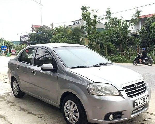 Cần bán Daewoo Gentra đời 2010, màu bạc còn mới