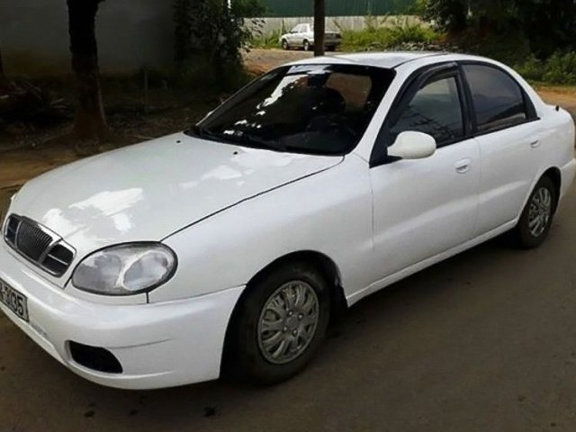 Cần bán gấp Daewoo Lanos năm 2001, màu trắng còn mới, giá tốt