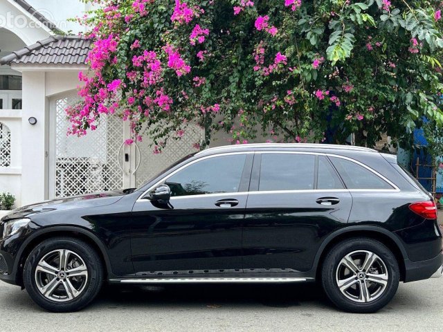 Cần bán xe Mercedes GLC 200 sản xuất năm 2019, màu đen còn mới0