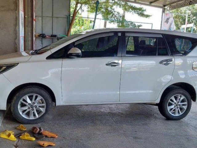 Cần bán xe Toyota Innova 2.0E năm 2018, màu trắng