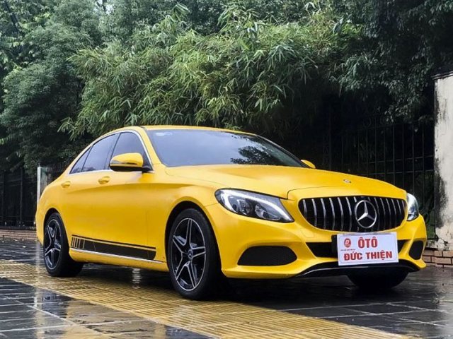 Cần bán gấp Mercedes sản xuất 2016, màu vàng  