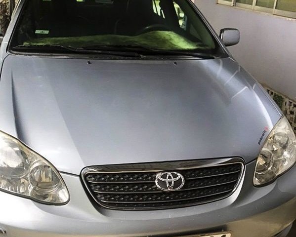 Cần bán Toyota Corolla Altis đời 2004, màu bạc 