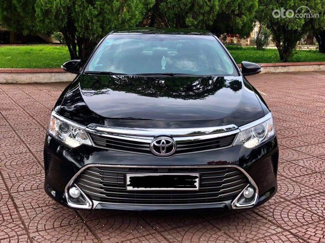 Bán xe Toyota Camry đời 2017, màu đen chính chủ0