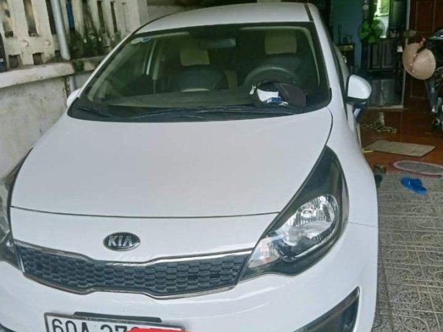 Cần bán gấp Kia Rio sản xuất năm 2016, màu trắng xe gia đình, 320tr