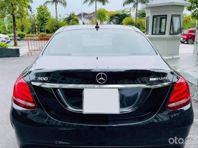 Cần bán xe Mercedes C300 năm 2016, màu đen còn mới0