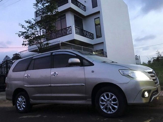 Cần bán xe Toyota Innova 2.0E sản xuất năm 2014, màu bạc  0