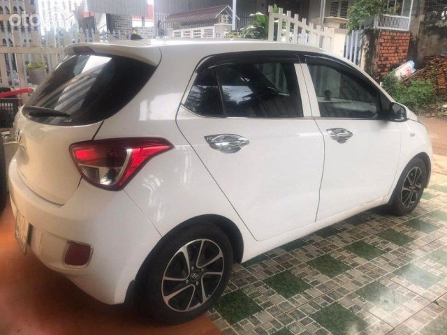 Cần bán Hyundai Grand i10 sản xuất 2016, màu trắng, xe nhập