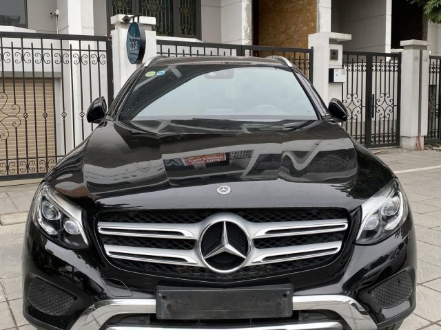 Cần bán lại xe Mercedes GLC 250 2017, màu đen còn mới0