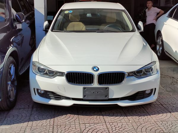 Bán xe BMW 320i sản xuất 2015, màu trắng