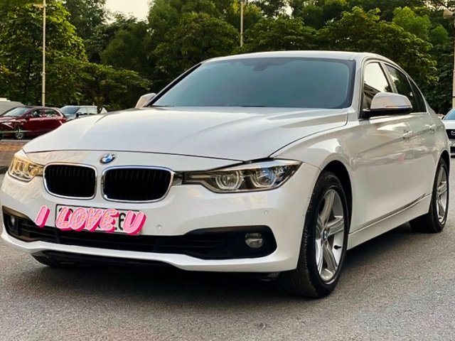 Cần bán gấp BMW 320i sản xuất 2018, màu trắng, nhập khẩu0