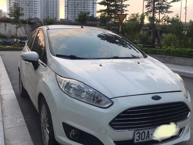 Cần bán lại xe Ford Fiesta đời 2014, màu trắng, 335 triệu0