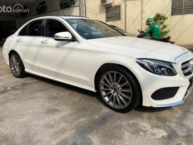 Cần bán xe Mercedes 2017, màu trắng còn mới0