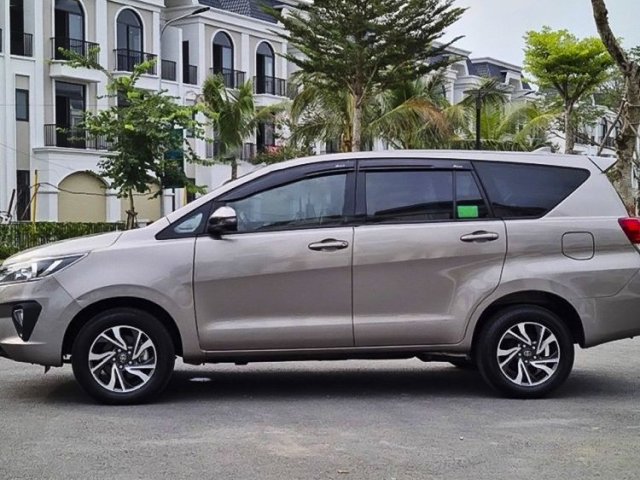 Cần bán gấp Toyota Innova sản xuất năm 2020, màu nâu xe gia đình0