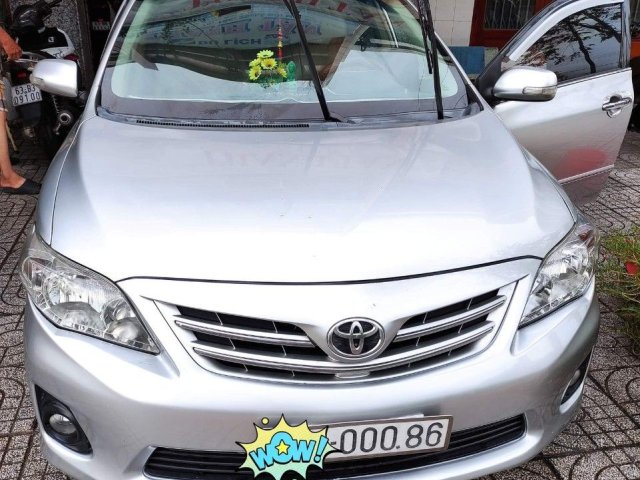 Cần bán xe Toyota Corolla Altis đời 2011, màu bạc