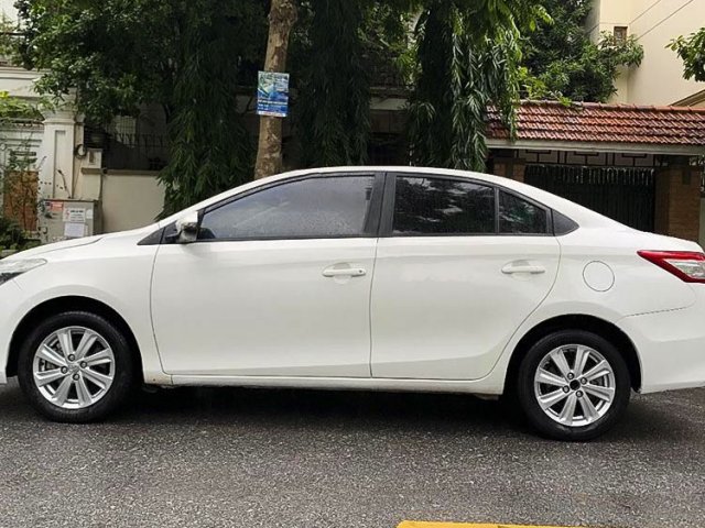 Cần bán xe Toyota Vios 1.6 AT đời 2017, màu trắng còn mới