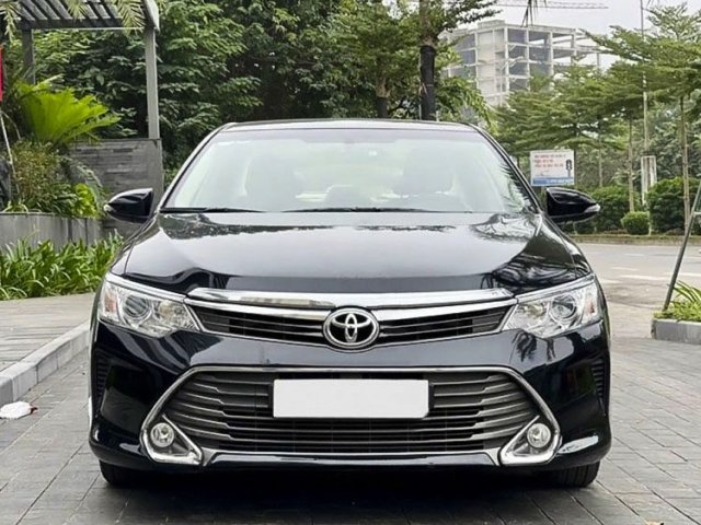 Cần bán gấp Toyota Camry năm sản xuất 2016, màu đen còn mới0