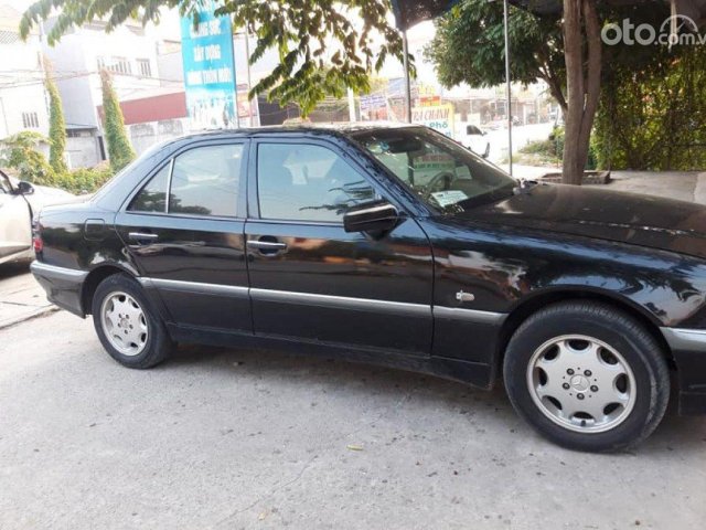 Cần bán Mercedes C200 đời 2000, màu đen, xe nhập0