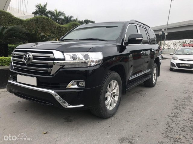 Xe chính chủ chào bán Toyota Land Cruiser VX V8 4.6L model 2017 màu đen nội thất đen, mới lăn bánh 48.000km