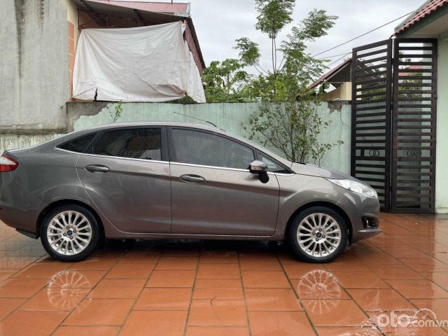 Cần bán lại xe Ford Fiesta sản xuất năm 2016, màu xám  