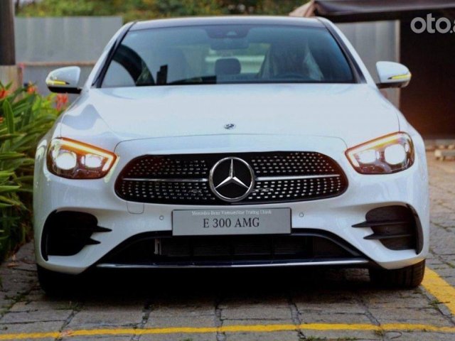 Cần bán Mercedes E300 AMG sản xuất năm 2021, màu trắng0