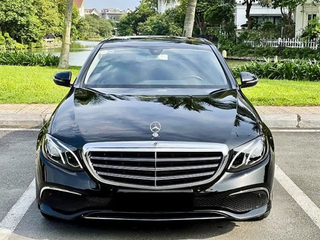 Bán Mercedes E200 đời 2019, màu đen còn mới