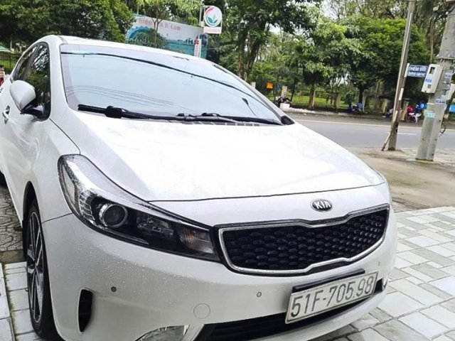 Cần bán Kia Cerato 2.0 AT đời 2016, màu trắng còn mới0